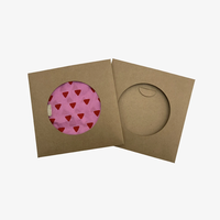 Boîtes cadeaux rigides carrées en papier kraft avec fenêtre et couleurs personnalisables pour l'emballage sur mesure de cadeaux culturels de niche