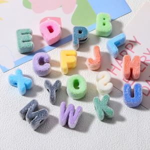 Cuentas <span class=keywords><strong>de</strong></span> <span class=keywords><strong>letras</strong></span> del alfabeto inglés flocadas al por mayor con agujero grande <span class=keywords><strong>para</strong></span> accesorios <span class=keywords><strong>de</strong></span> joyería DIY, <span class=keywords><strong>pulseras</strong></span>, collares, colgantes <span class=keywords><strong>para</strong></span> bolsos y otros materiales. - Product Image 2