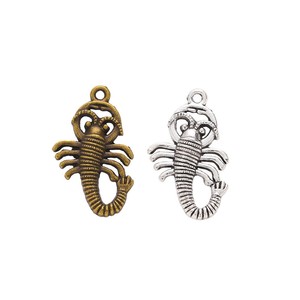 Pendentif Homard à Queue Côtelée Bouclée en Alliage de Zinc, Finition Argent Vieilli et Bronze, Bijou Crustacé pour Tenues Nautiques et de Plage - Product Image 1