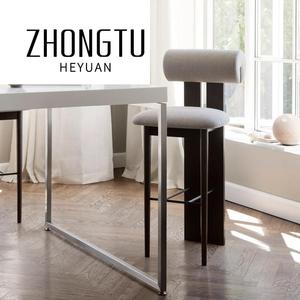 Tabourets de Bar d'Hôtel Modernes, Chaise Hippo de Bar en <span class=keywords><strong>Bois</strong></span> Massif pour Salle à Manger, <span class=keywords><strong>Tabouret</strong></span> Haut de Comptoir Rembourré en Cuir <span class=keywords><strong>Noir</strong></span> pour <span class=keywords><strong>Cuisine</strong></span> - Product Image 4