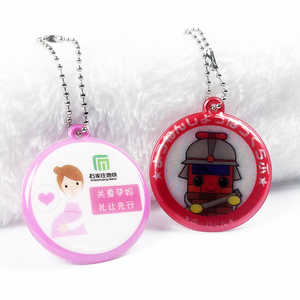 Tùy chỉnh sinh thái thân thiện PVC phản chiếu vest hình dạng <span class=keywords><strong>Keychain</strong></span> với ánh sáng phản chiếu <span class=keywords><strong>LED</strong></span> <span class=keywords><strong>Keychain</strong></span> phản xạ - Product Image 4