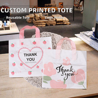 Sac fourre-tout réutilisable en PE imprimé rose/blanc/noir personnalisé avec poignée découpée, sacs de courses recyclables, emballages de boutique avec logos
