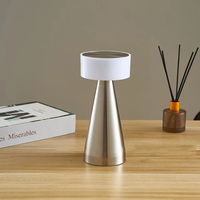 Lampe de table LED moderne en métal avec batterie rechargeable, variateur d'intensité, ambiance portable, tactile et pratique pour une utilisation sur bureau