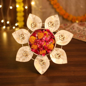 Cuenco de latón Sacred Serenity Urli con flores flotantes Diya para espacios sagrados Cuenco de armonía floral Urli con flores flotantes - Product Image 6