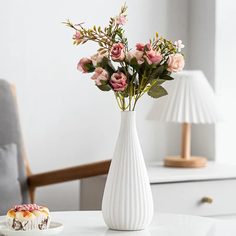 結婚式の家の装飾の花束モダンな白いセラミック花瓶新鮮なまたは乾燥した花のために装飾的な小さな細い首の花瓶