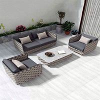 Ensemble de canapés d'extérieur modernes de luxe avec tables basses et chaises en rotin, design contemporain pour hôtel, cour et villa