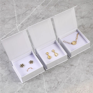 Cajas de Embalaje de Joyería de Lujo con Logotipo Personalizado <span class=keywords><strong>QIYI</strong></span> de 9*9cm al por Mayor, Cierre Magnético Abatible, Material Interior de Papel y Madera para - Product Image 3