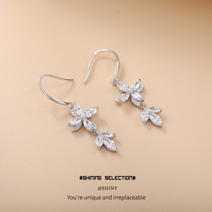 Pendientes de flor con diseño de garra en tono plateado y perlas, para uso diario, joyería para mujer - Product Image 3