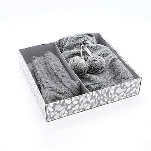 Sac d'eau chaude en caoutchouc pour femmes, coffret cadeau, chaussettes souples tricotées et bouteille d'eau chaude en caoutchouc avec fausse fourrure, personnalisé - Product Image 1
