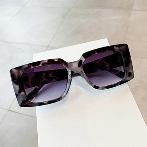 Gafas de Sol Cuadradas para Mujer Qianai, UV400, Ligeras, Montura Azul, Lentes AC Tipo 3, Modelo K5-2104 - Product Image 5