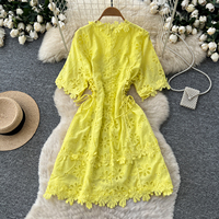 Robe courte d'été en dentelle brodée florale, col en V, manches mi-longues, laçage latéral, coupe trapèze pour femme