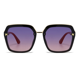 แว่นกันแดดผู้หญิง Hl กรอบสีดำ ขาแว่นสีแดง ป้องกันรังสียูวี 400 เลนส์พีซีทรงสี่เหลี่ยม รุ่น 3 รุ่น YC9114 - Product Image 3