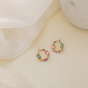 2024 नए हॉट सेलिंग छोटे सर्कल बालियां महिलाओं को साधारण रंग हीरे की बालियां चढ़ाती हैं - Product Image 2