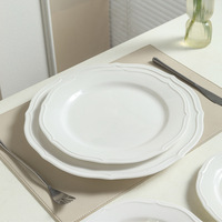 Assiette en céramique à bord festonné blanc, assiettes de tailles variées pour servir les plats principaux, les apéritifs, les desserts à la maison ou au restaurant