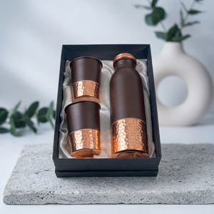 Ensemble Bouteille en Cuivre et Verre des Sept Chakras Ayurvédiques – Bouteille en Cuivre Pur Faite à la Main avec Ensemble en Verre Anti-Fuite - Product Image 1