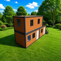 Villa Modulaire Détachable à Deux Étages, Espaces de Vie, Bureau et Terrasse Végétalisée avec Portes et Fenêtres Blanches pour Utilisation en Parc ou sur Pelouse