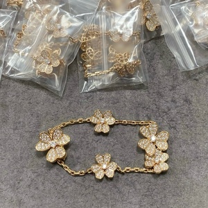 Bracciale da Donna in Ferro Placcato Oro V, Mimi Gold Clover con Diamanti, Forma a Fiore a Cinque Petali, Lavorazione Artigianale, Lussuoso e Brillante - Product Image 3