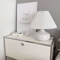 Lampes de table décoratives LED de style nordique européen simples E26 avec abat-jour en plastique et base en céramique pour une utilisation en chambre à coucher