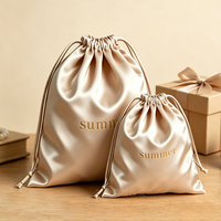 Sac anti-poussière en satin avec logo personnalisé, sac de rangement en satin avec cordon de serrage, pochette anti-poussière personnalisée pour bijoux, perruques, chaussures, cosmétiques