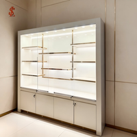 Solution de Présentation Complète pour Magasin : Vitrine Murale Intégrée, Meuble Flottant en Verre, Îlot à Bijoux LED, Aménagement de Boutique