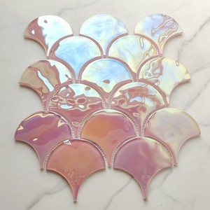 Prezzo all'ingrosso nuovo prodotto <span class=keywords><strong>rosa</strong></span> forma di ventaglio di pesce scala iridescente tessere di mosaico di vetro per la decorazione della parete - Product Image 2
