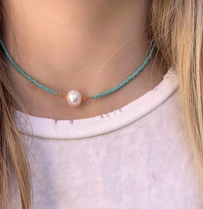 Collier de perles d'eau douce et de perles colorées pour femmes, collier de perles bohème, bijoux d'été, design fait main avec détails fins - Product Image 2