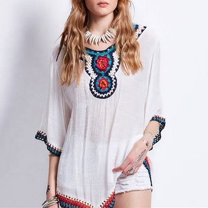 Chemisier blanc pour femme avec broderie florale, manches évasées, haut smocké, chemise en crochet à ourlet irrégulier, hauts d'été STb-0823 - Product Image 3