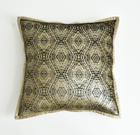 Coussin décoratif en velours noir et or brossé, élégant, avec passepoil en satin, luxueux, pour salon, salle de lecture, décoration intérieure.