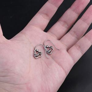 ต่างหูสแตนเลสชุบไทเทเนียมสำหรับผู้หญิง ดีไซน์หัวกะโหลก ขายส่งราคาถูก - Product Image 3