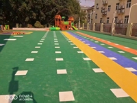 Revêtement de sol de gymnastique en plastique antidérapant professionnel Installation par clic antidérapante pour le basket-ball Revêtement de sol sportif moderne en polypropylène
