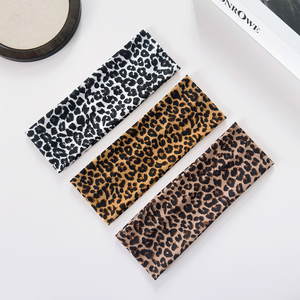 Fasce <span class=keywords><strong>per</strong></span> <span class=keywords><strong>Capelli</strong></span> Elastiche con Stampa Leopardata Retrò <span class=keywords><strong>per</strong></span> Donne, Accessori <span class=keywords><strong>per</strong></span> <span class=keywords><strong>Capelli</strong></span> <span class=keywords><strong>per</strong></span> Sport, Palestra e Yoga, Vendita all'Ingrosso e Personalizzazione Logo - Product Image 5