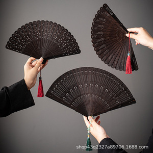Abanico Plegable Estilo Suzhou, Tallado en Madera de Sándalo, Regalo Cultural - Product Image 1
