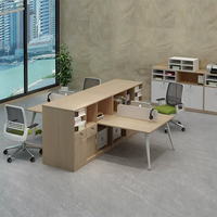 Poste de travail modulaire moderne pour 4 personnes, bureau en cubicle avec cadre en bois, rangement et cloison flexible réglable en hauteur