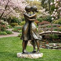 Statue de bronze antique représentant deux femmes s'embrassant, sculpture en bronze grandeur nature