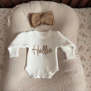 Mameluco de punto grueso de manga larga para recién nacido, de algodón, color blanco crema, con patas cortas, ideal para el regreso a casa, con espacio para el nombre. - Product Image 1