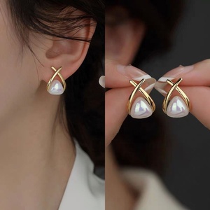 Pendientes de Perlas de Imitación Modernos para Mujer, Diseño de Flor de Cristal, Estilo Coreano, Chapados en Oro de 14K, Joyería para Fiestas - Product Image 5
