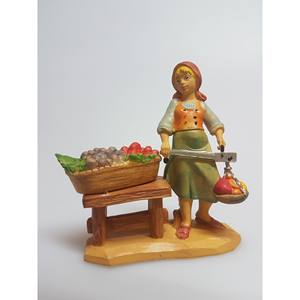 MUJER CON CARRO DE FRUTAS EN PVC CON Efecto Madera H. 10CM - Product Image 1