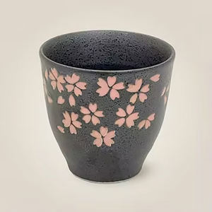 Tasses à thé en céramique noire Sakura pour restaurants japonais, usage polyvalent, vente en gros en vrac - Product Image 1