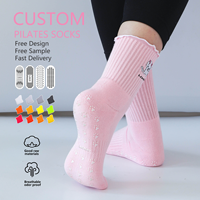 Chaussettes de yoga personnalisées pour femmes de haute qualité, broderie jacquard, chaussettes en coton tricoté doux et confortables, chaussettes de pilates personnalisées, chaussettes antidérapantes