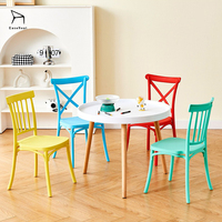 Chaises en plastique colorées empilables et sûres pour enfants, idéales pour les fêtes