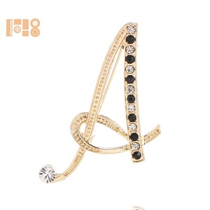Broche Alphabet Lettre Rhinestone Broches pour enfants Bijoux en alliage avec technologie de placage pour les occasions de mariage et de fiançailles - Product Image 5