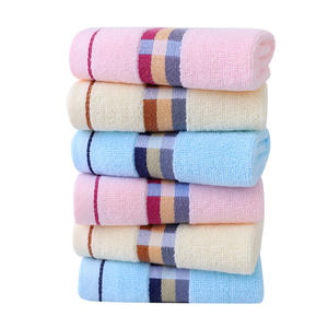 Vente en gros confortable bordure douce 100% coton <span class=keywords><strong>serviette</strong></span> de bébé dessin animé couleur unie 25*25cm <span class=keywords><strong>serviette</strong></span> carrée serviettes de visage <span class=keywords><strong>pour</strong></span> enfants - Product Image 1