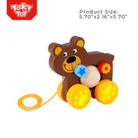 Niño preescolar cadena tire junto oso bola rodando juguete de madera