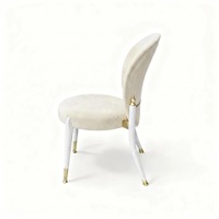 Silla de Banquete Moderna y Elegante con Respaldo Redondo, Tapizada en Terciopelo Beige, Patas de Metal Blanco y Detalles Dorados para Comedor de Lujo, Villas y Bodas