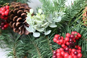 Guirlande de Noël de luxe en fausse fourrure rouge avec décorations de Noël, guirlande de Noël de luxe à faire soi-même - Product Image 3