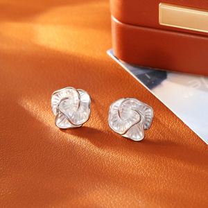 Pendientes de moda con diseño de flor y mariposa de cuatro hojas, de nácar, con peso equilibrado. MOQ bajo. Se acepta venta al por mayor. - Product Image 5
