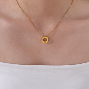 Collier Pendentif Géométrique en Acier Inoxydable Doré XL475 Chaîne Claviculaire Bijoux Tendance - Product Image 4