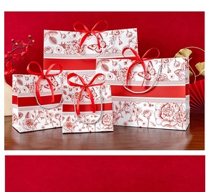 Sacs cadeaux floraux rouges élégants en papier avec poignée en ruban, 4 tailles, pour anniversaires, mariages, festivals, achats en gros, magasins - Product Image 2