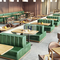 Ensemble de meubles de restaurant au design moderne, table à manger en bois de couleur personnalisée avec 4 chaises pour les salons de thé, les cafés, les cuisines et les hôtels