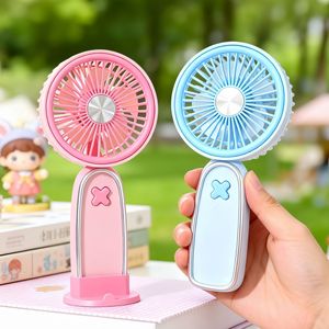 Ventilador portátil de mano con soporte, motor de CC de 2W, batería recargable, tres velocidades para uso en escritorio o al aire libre. - Product Image 1